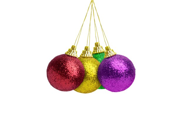 Boule de Noël colorée suspendue isolé sur fond blanc