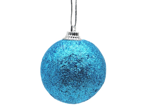 Boule de Noël de couleur bleu brillant sur fond blanc isolé