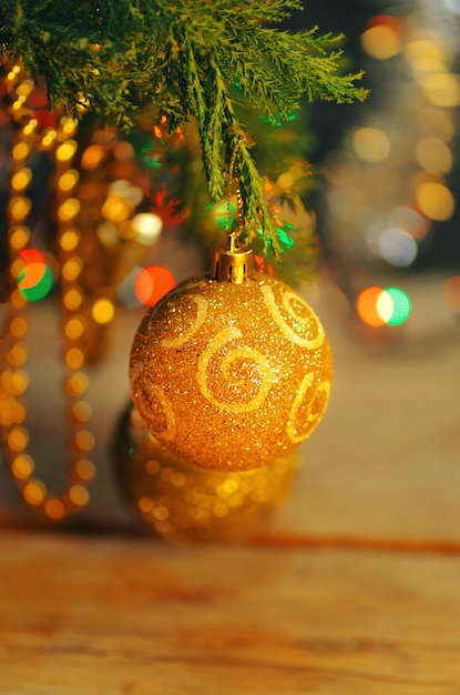 Boule de Noël, décorations et pin