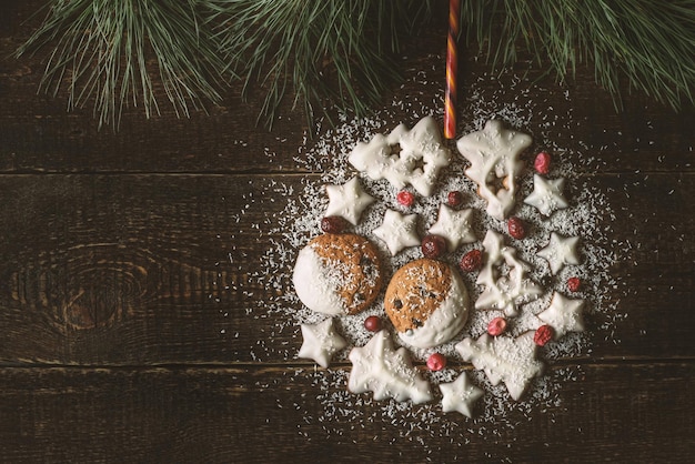 Boule de Noël faite de biscuits et de baies sur la vue de dessus de fond en bois