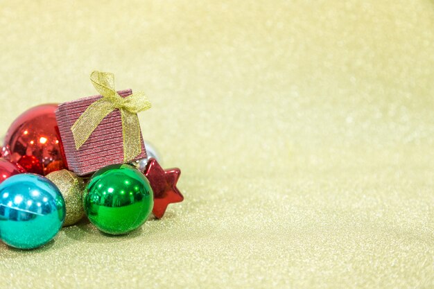 Boule de Noël sur fond de gloden pour fête et festival. espace de copie.