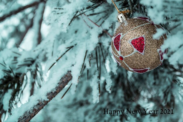 Boule de Noël sur le fond d'un nouvel an de sapin enneigé