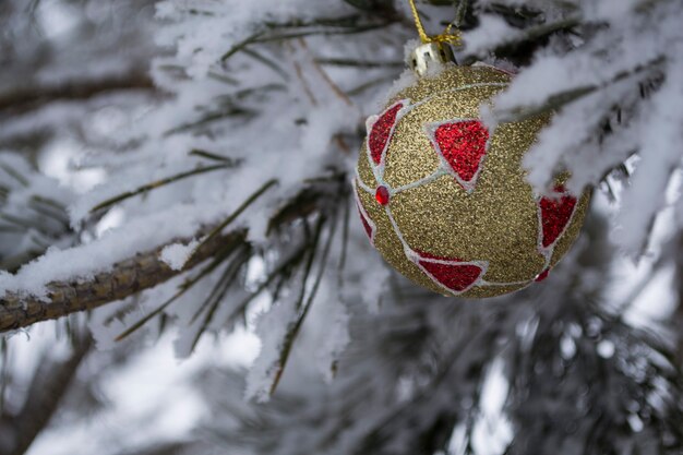 Boule de Noël sur le fond d'un nouvel an de sapin enneigé