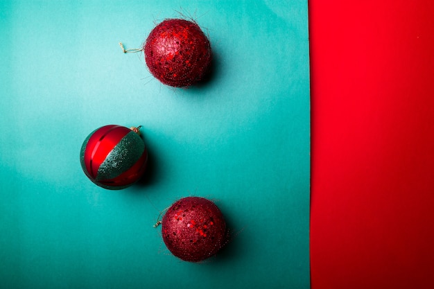 Boule de Noël sur fond de poivron vert et rouge