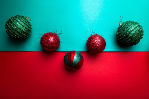 Boule de Noël sur fond de poivron vert et rouge