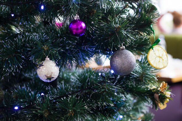 Boule de Noël sur un gros plan de branche d'épinette