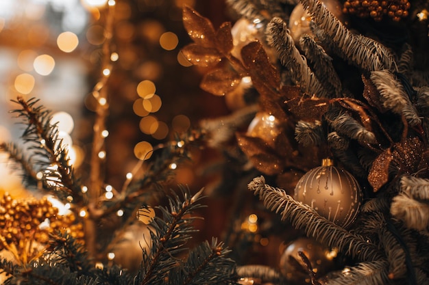 Boule de Noël et guirlande brillante accrochée à l'arbre de Noël Composition féerique des vacances d'hiver