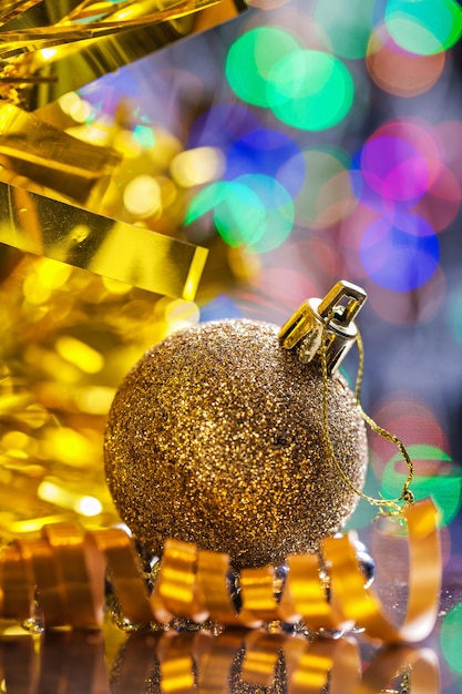 Boule de Noël jaune floue.