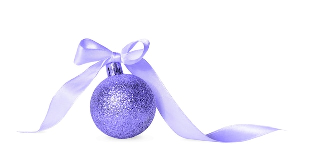 Boule de Noël lilas avec ruban isolé