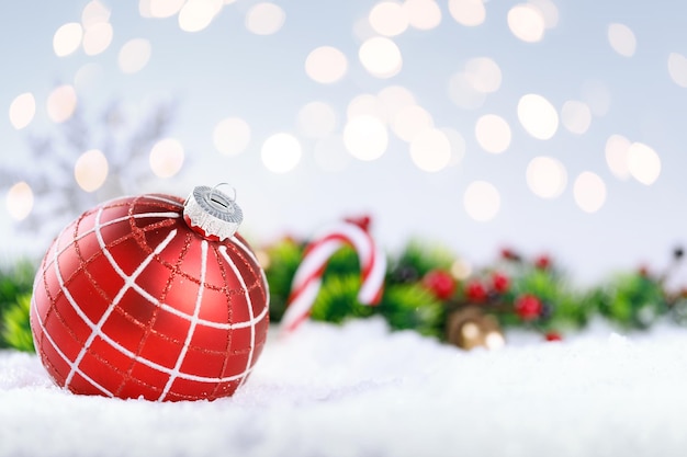 Boule de Noël sur une neige avec espace de copie de décorations et de fusées éclairantes