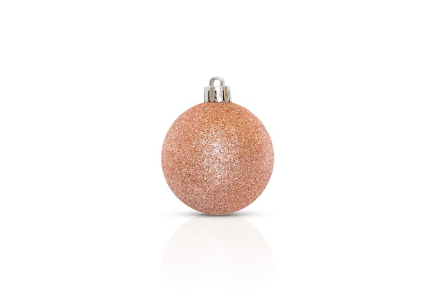 Boule de Noël orange avec des paillettes isolées sur fond blanc.