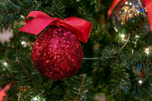 Boule de Noël paillettes rouges sur un arbre Carte de voeux festive pour la célébration de l'hiver