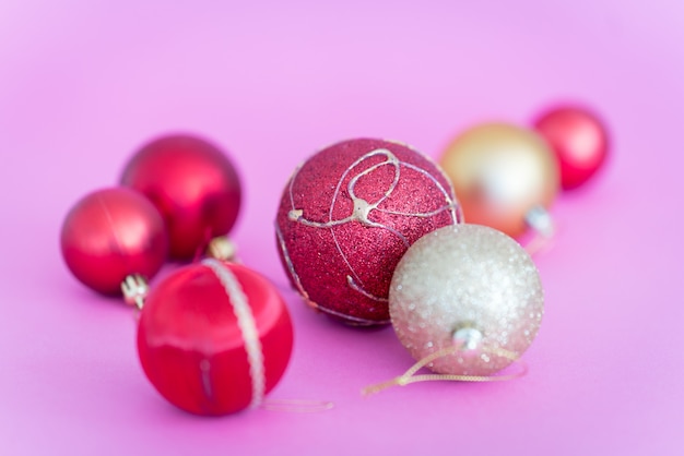 Boule De Noël Sur Papier Pastel Rose