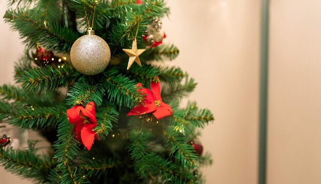 Une boule de Noël pour le sapin de Noël Gros plan de la décoration de Noël Nouvel An et Noël