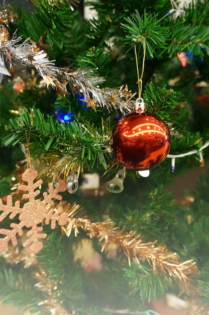 Boule de Noël rouge sur un arbre vert.