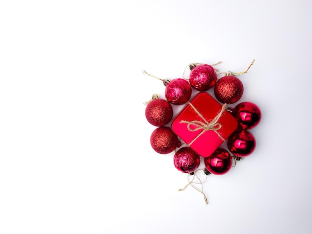 Boule de Noël rouge et boîte de cadeaux sur fond blanc Vacances fond de Noël Copier l'espace pour le texte ou la conception Vue d'en haut