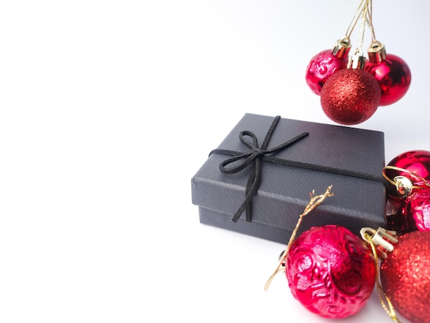 Boule de Noël rouge et boîte de cadeaux sur fond blanc vacances fond de Noël espace de copie pour le texte ou la conception