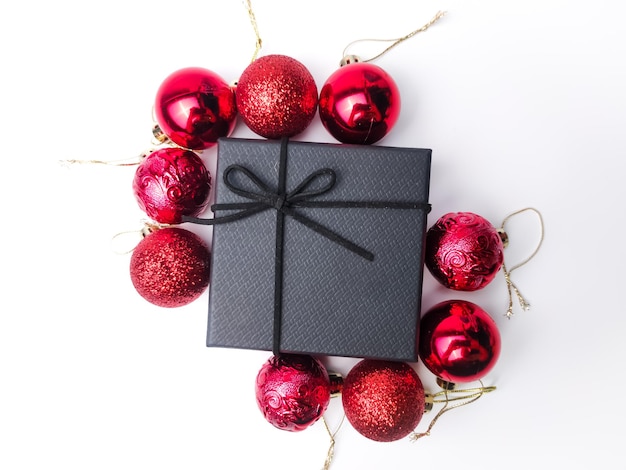 Boule de Noël rouge et boîte de cadeaux sur fond blanc vacances fond de Noël