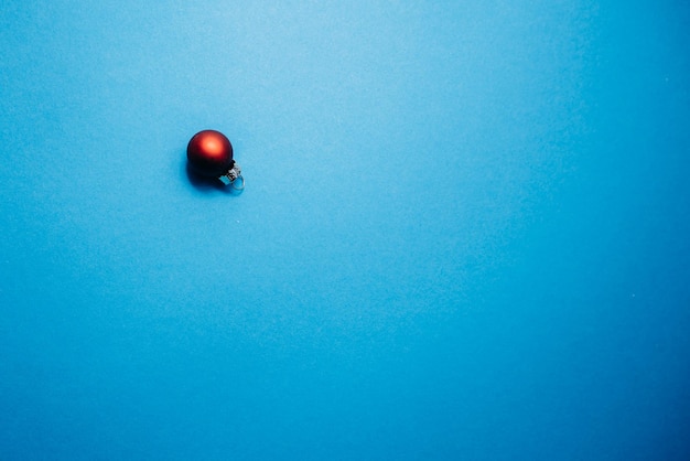 boule de noël rouge sur fond bleu