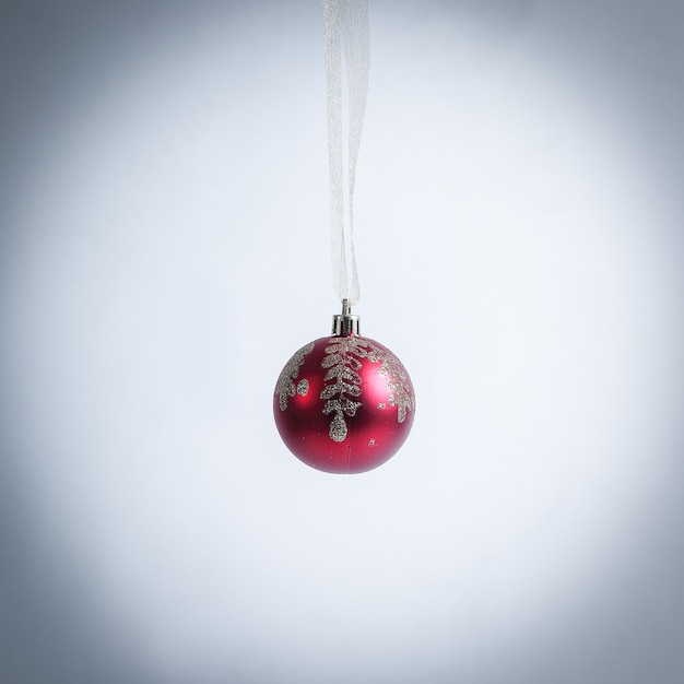 Boule de Noël rouge isolé sur fond blanc