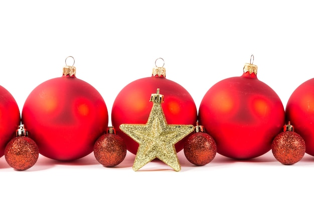 Photo boule de noël rouge isolée sur fond blanc