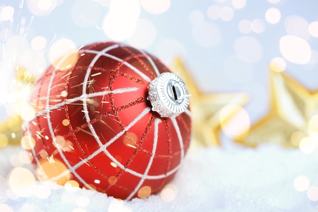 Boule de Noël rouge sur une lumière.