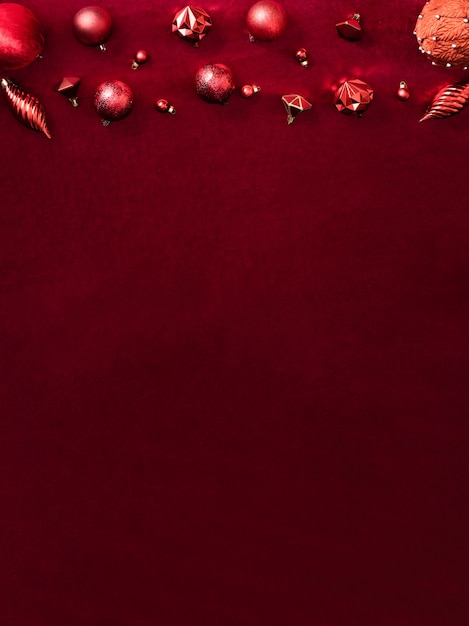 Boule de Noël rouge et ruban sur velours feutre rouge table vue de dessus backgorund