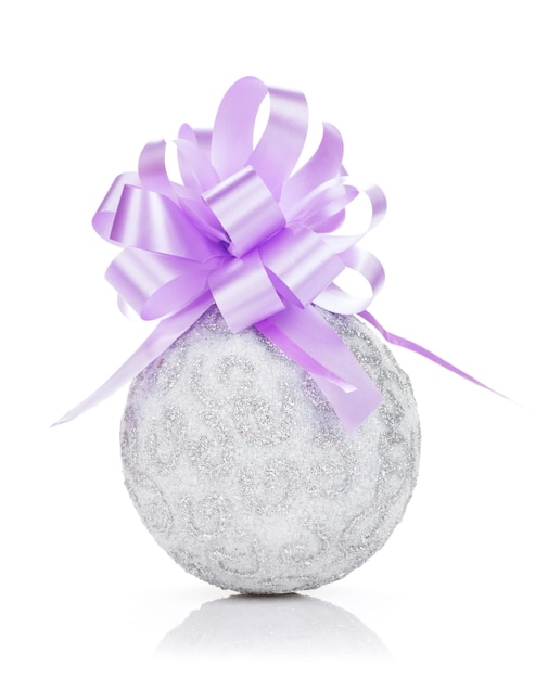 Boule de Noël et ruban violet