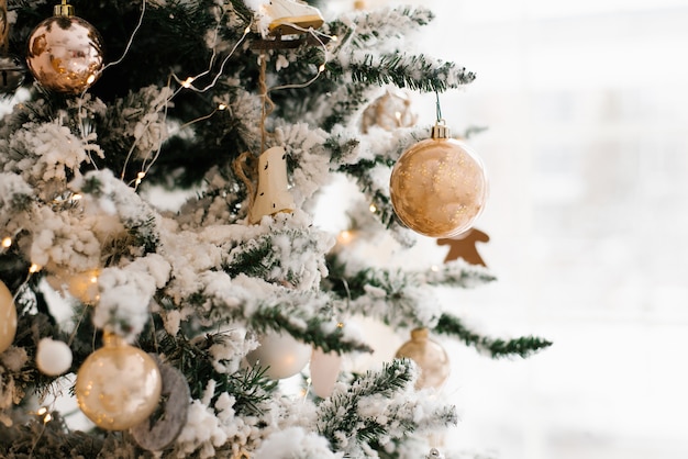 Boule de Noël sur sapin de Noël recouvert de neige