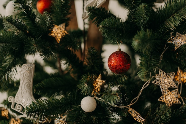 Boule de Noël sur le sapin