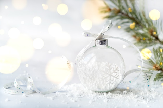 Boule de Noël sur une surface avec de la neige