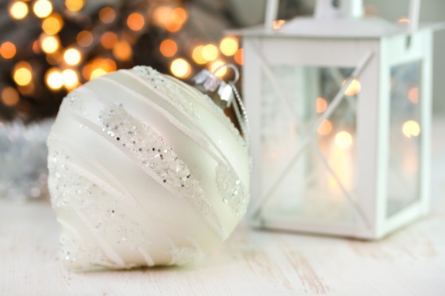 Boule de noël sur table blanche