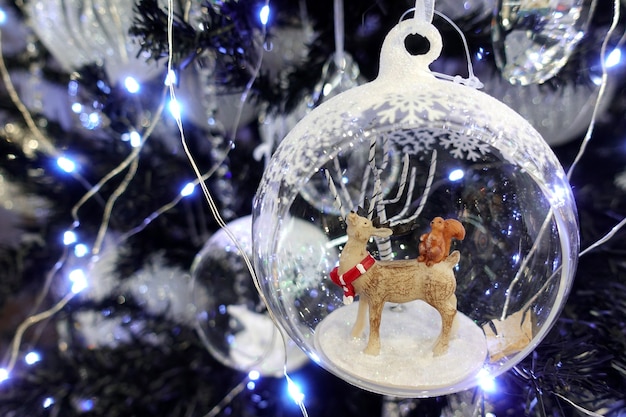 Boule de Noël transparente avec une figure de cerf à l'intérieur