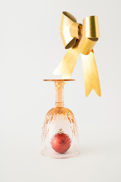 Boule de Noël en verre à boire vintage et ruban doré sur fond blanc