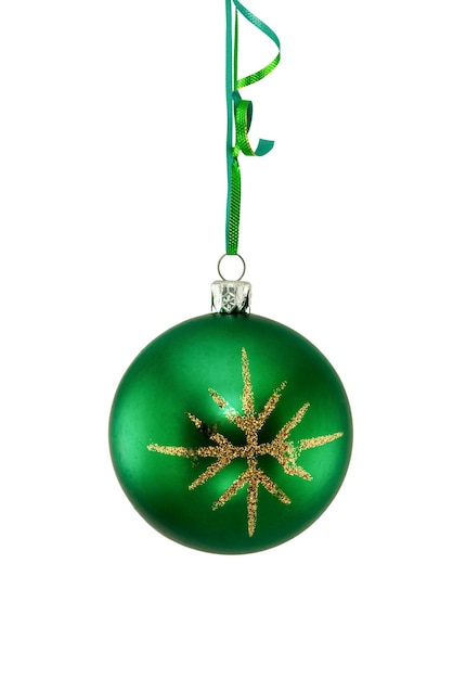 Boule de Noël vert avec ruban isolé sur fond blanc