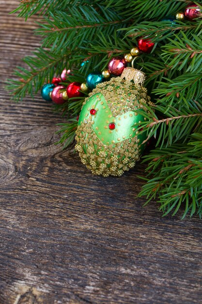 Boule de Noël verte sur bois