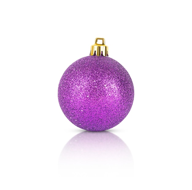 Photo boule de noël violet avec paillettes isolé sur blanc