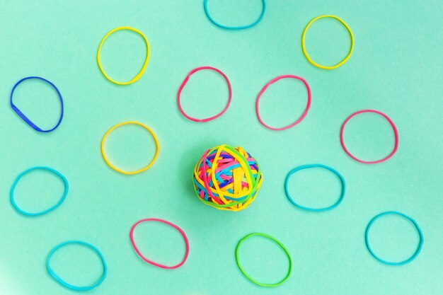 Boule ou noeud de fines bandes élastiques multicolores Enchevêtrement de pensées