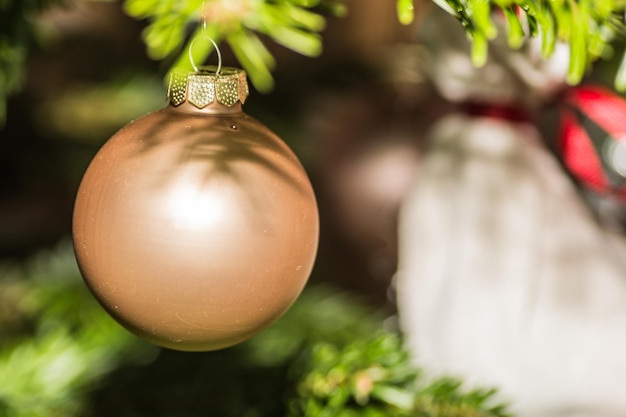 Boule d'or accrochée à un arbre de Noël détail