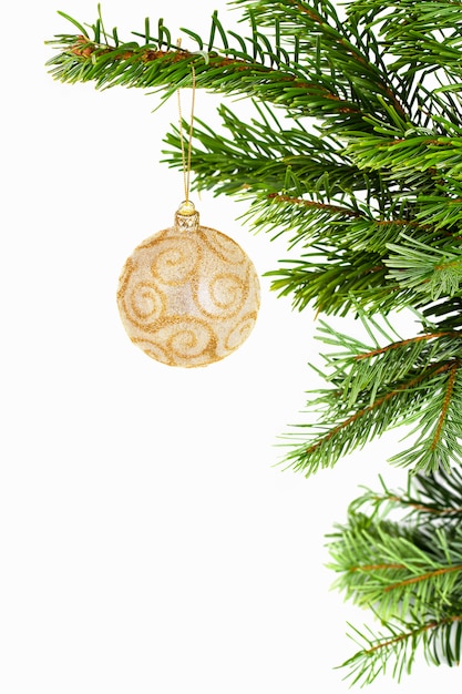 Boule d'or sur l'arbre de noël