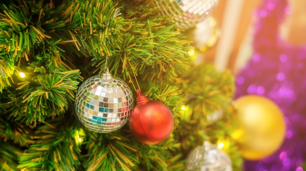 Boule d&#39;or et d&#39;argent accrochée à un sapin de Noël.