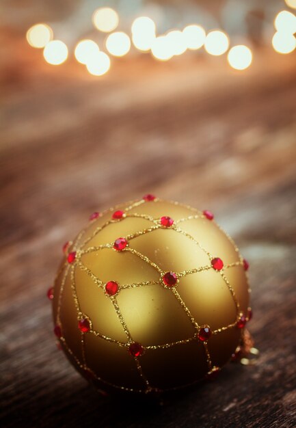 Boule d'or avec des lumières de Noël