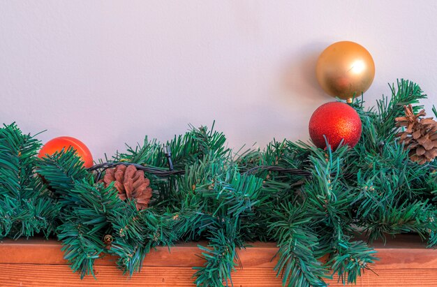 Photo boule d'or d'ornements de noël et boule rouge sur le fond en bois et blanc.