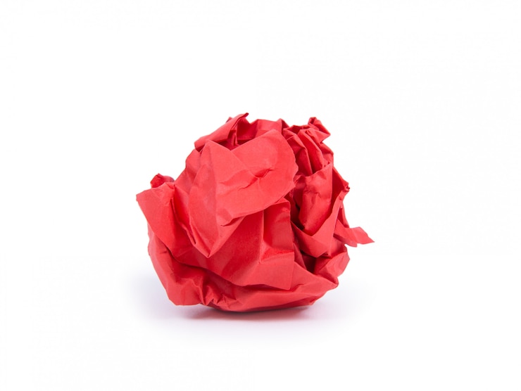 Photo boule de papier froissé isolé