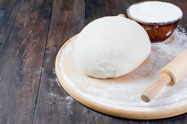 Boule de pâte, la farine dans un bol en céramique