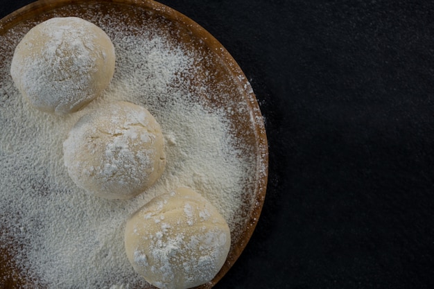 Boule de pâte à pizza sur une planche à roulettes