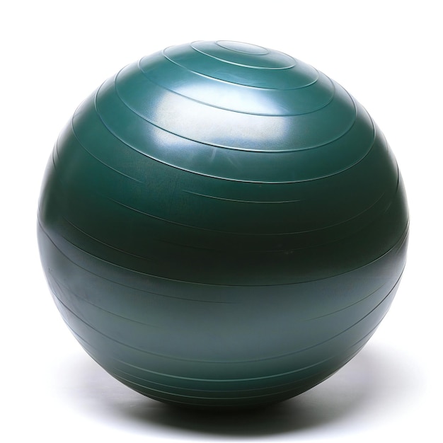 Boule de pilates verte isolée sur fond blanc