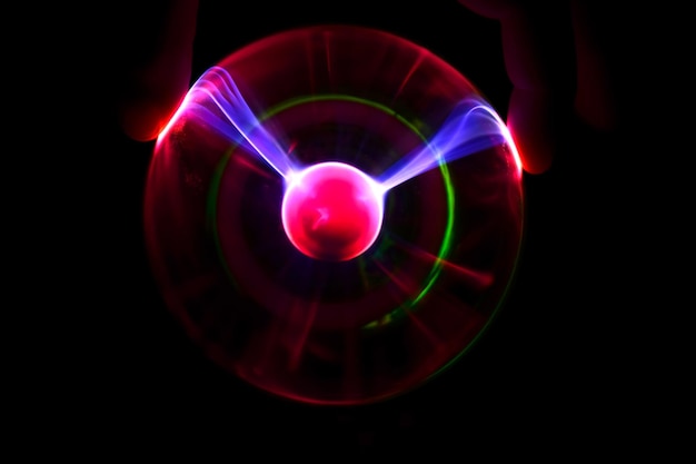 Boule de plasma avec différentes couleurs irisées sur fond noir