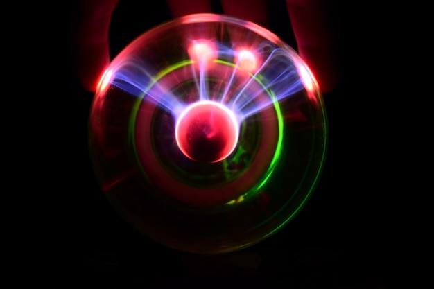 Boule de plasma avec différentes couleurs irisées sur fond noir