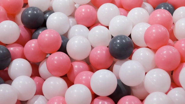 Boule en plastique blanche noire et rose colorée à l'aire de jeux pour enfants de la piscine intérieure sèche